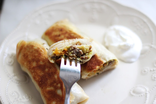 
Lietiniai blynai su antiena, daug daržovių ir sūriu
