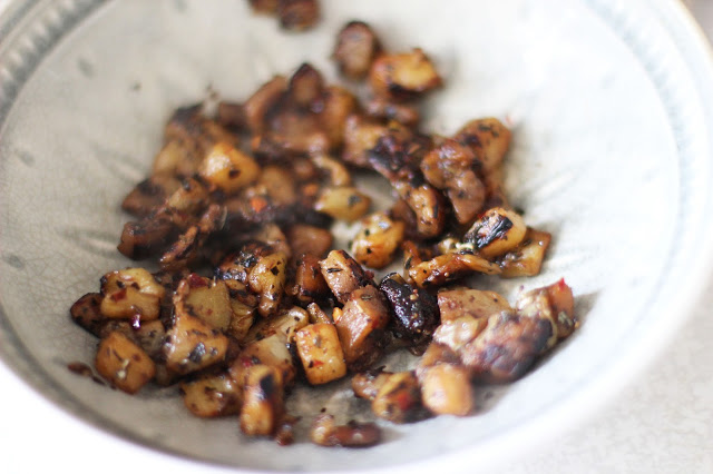 
Vieno kąsnio sumuštinukai su aštriu baklažanu ir švelniu sūriu
