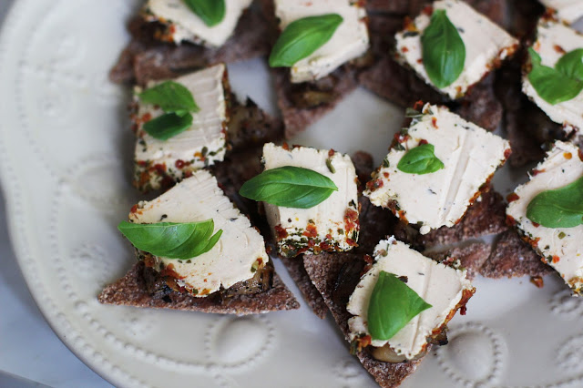 
Vieno kąsnio sumuštinukai su aštriu baklažanu ir švelniu sūriu
