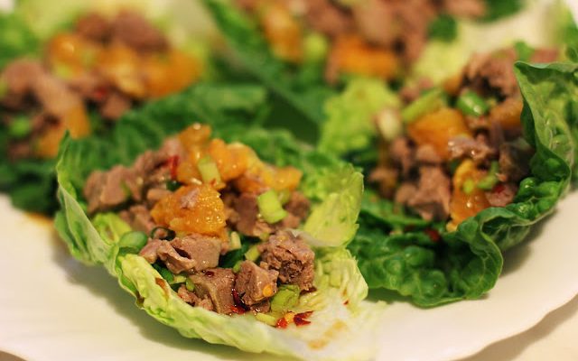 Gaivūs antienos salotų laiveliai