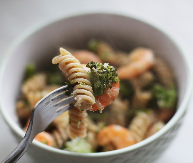 
Pilno grūdo makaronai su krevėtėmis ir brokoliais
