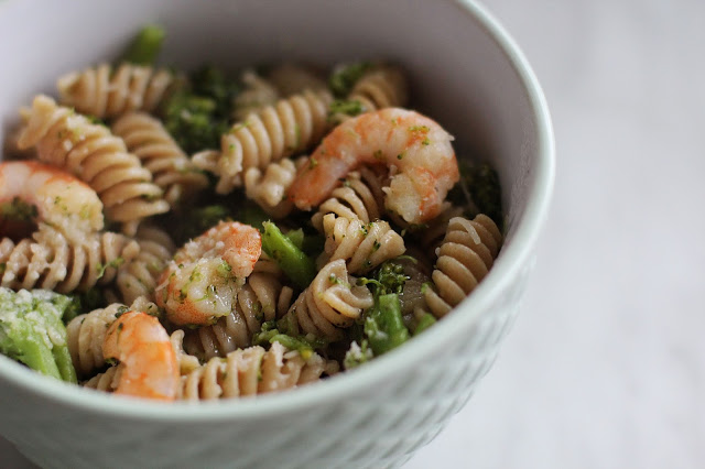 
Pilno grūdo makaronai su krevėtėmis ir brokoliais
