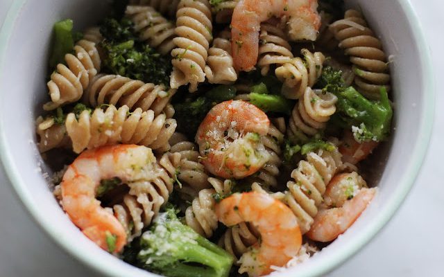 Pilno grūdo makaronai su krevėtėmis ir brokoliais