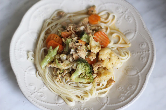 
Kalakutienos troškinys su daržovėmis ir makaronais
