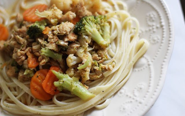 Kalakutienos troškinys su daržovėmis ir makaronais