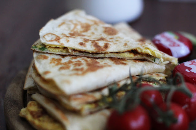 
Tortilijos su omletu, žalumynais ir sūriu
