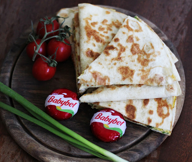 
Tortilijos su omletu, žalumynais ir sūriu
