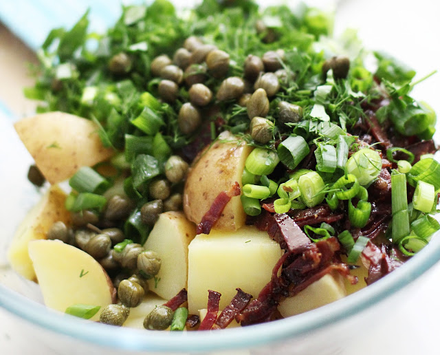 
Sočios vasariškos bulvių salotos su antiena
