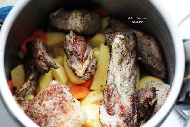 
Troškinys su šonkauliais greitpuodyje ir naminiai guminukai
