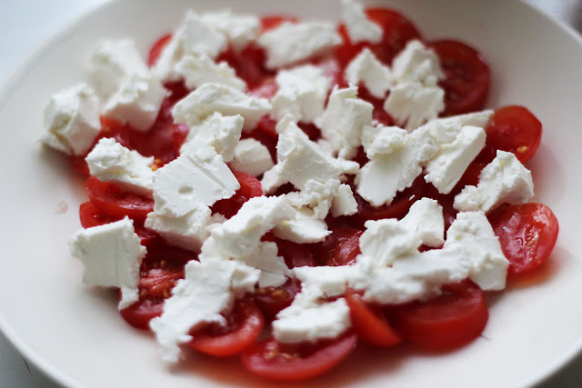 
Pomidorų salotos su feta ir žalumynais

