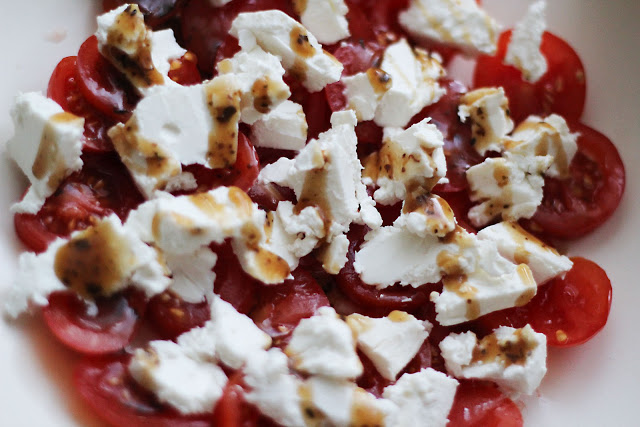 
Pomidorų salotos su feta ir žalumynais
