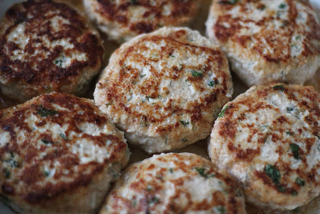 
Vištienos kotletai su varške ir žalumynais
