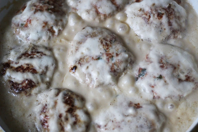 
Vištienos kotletai su varške ir žalumynais
