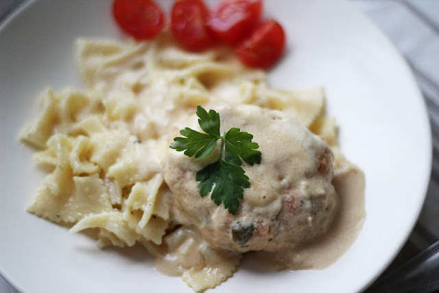 
Vištienos kotletai su varške ir žalumynais
