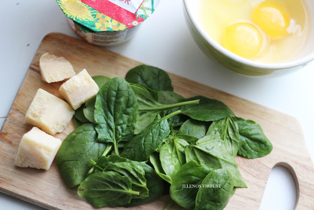 
Omletas su sūriu ir špinatais
