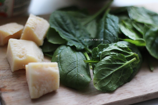 
Omletas su sūriu ir špinatais
