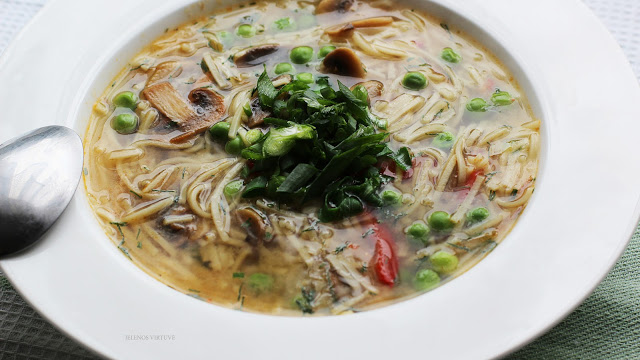 
Miso sriuba su noodles makaronais ir pievagrybiais
