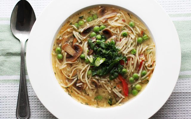 Miso sriuba su noodles makaronais ir pievagrybiais