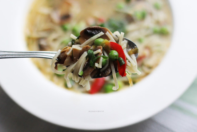 
Miso sriuba su noodles makaronais ir pievagrybiais

