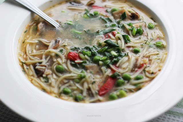 
Miso sriuba su noodles makaronais ir pievagrybiais
