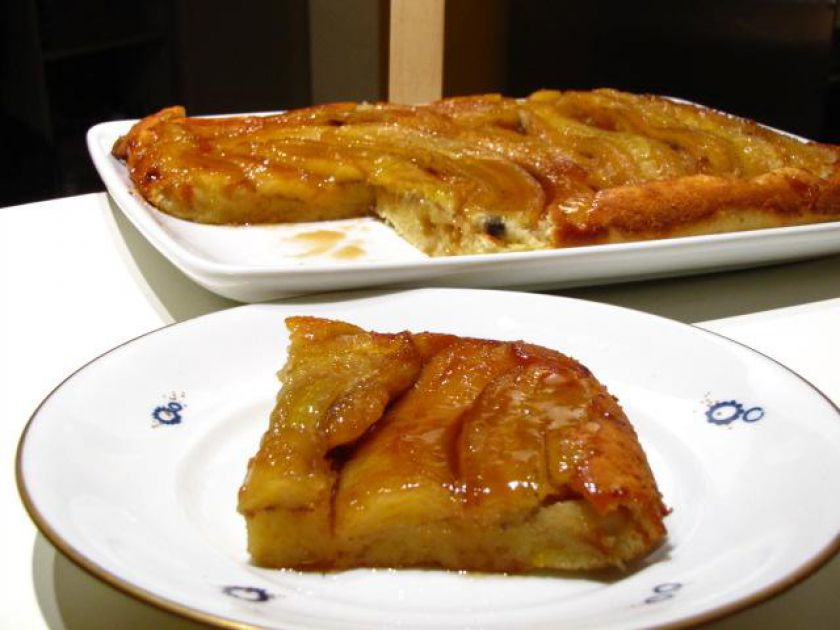 Apverstas karamelinis bananų pyragas