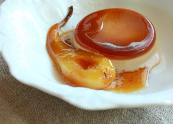 Kavos panna cotta su karamelizuotomis kriaušėmis