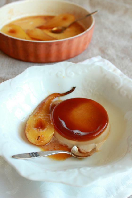 Kavos panna cotta su karamelizuotomis kriaušėmis