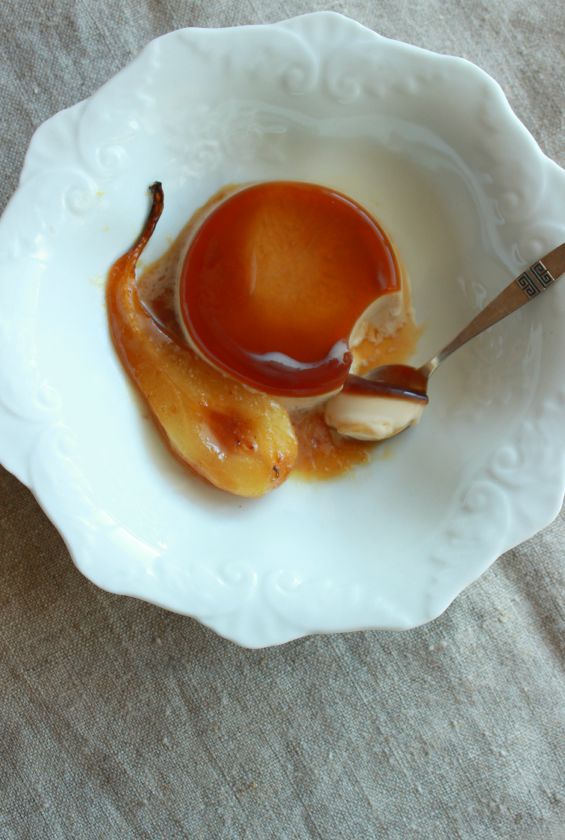 Kavos panna cotta su karamelizuotomis kriaušėmis