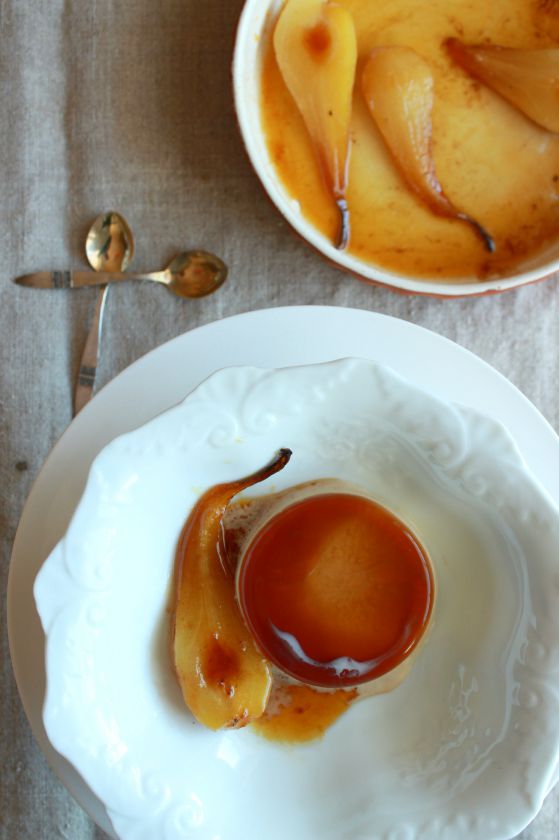 Kavos panna cotta su karamelizuotomis kriaušėmis