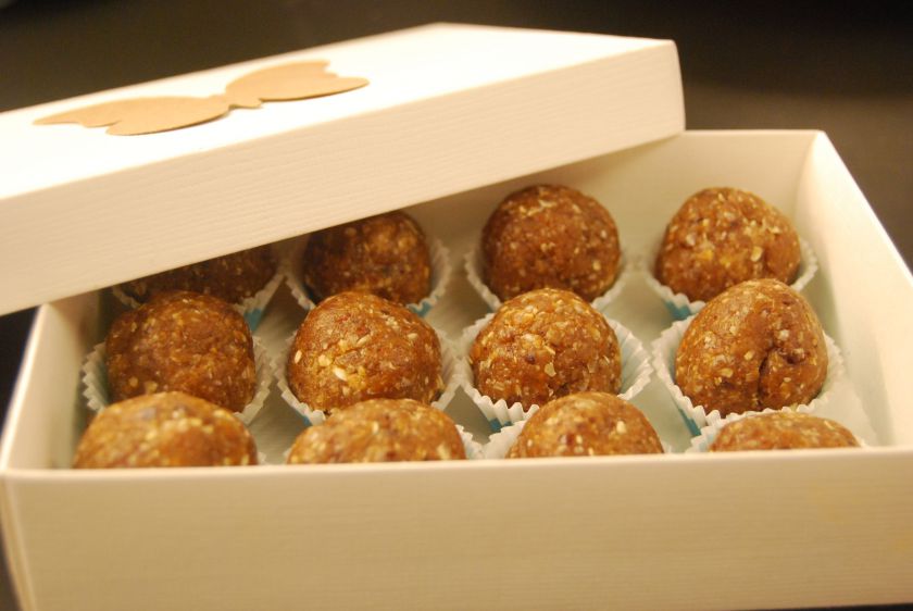 Riešutų sviesto ir avižinių dribsnių rutuliukai