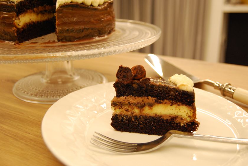 Šokoladinis tortas su sūrio pyrago sluoksniu