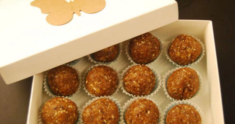 Riešutų sviesto ir avižinių dribsnių rutuliukai