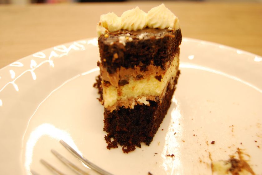 Šokoladinis tortas su sūrio pyrago sluoksniu