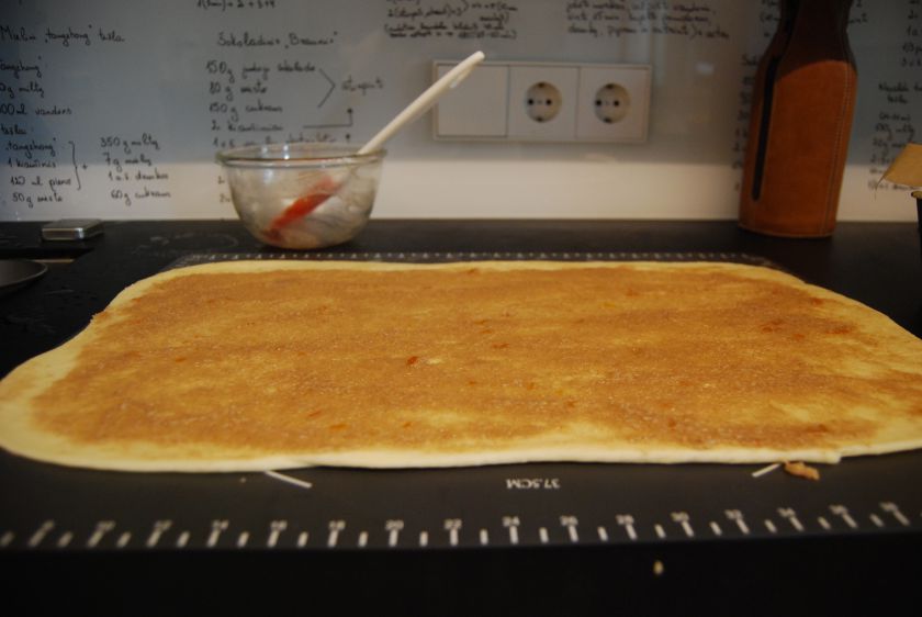 Mielinių lapelių pyragas su apelsinais ir cinamonu