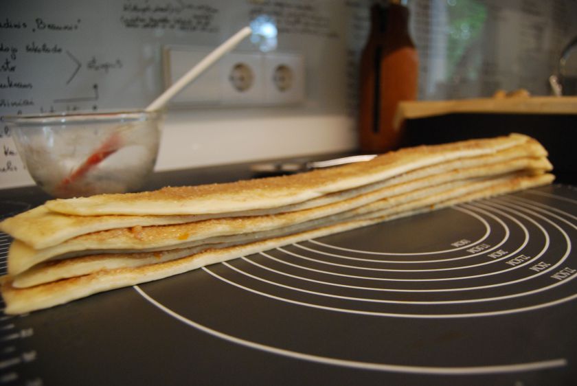 Mielinių lapelių pyragas su apelsinais ir cinamonu