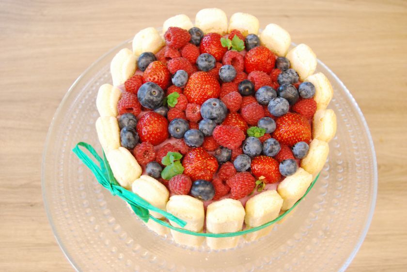 Šokoladinis tortas su uogomis