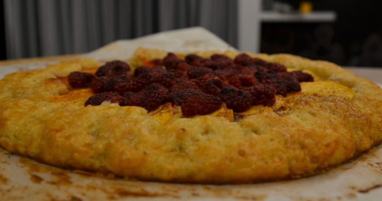 Galetė su kremu, persikais ir avietėmis