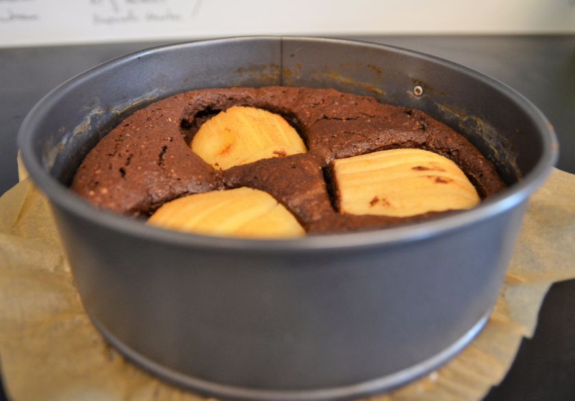 Šokoladinis pyragas su migdolais ir kriaušėmis