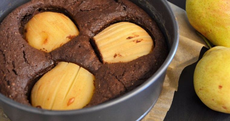 Šokoladinis pyragas su migdolais ir kriaušėmis