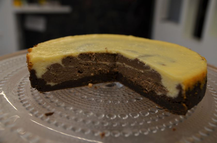 Baltojo šokolado ir kavos sūrio pyragas