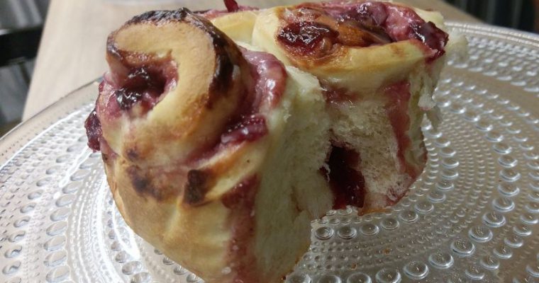 Mielinės bandelės su varške ir uogomis