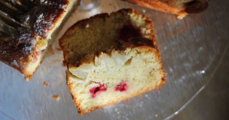 Kriaušių ir aviečių keksas