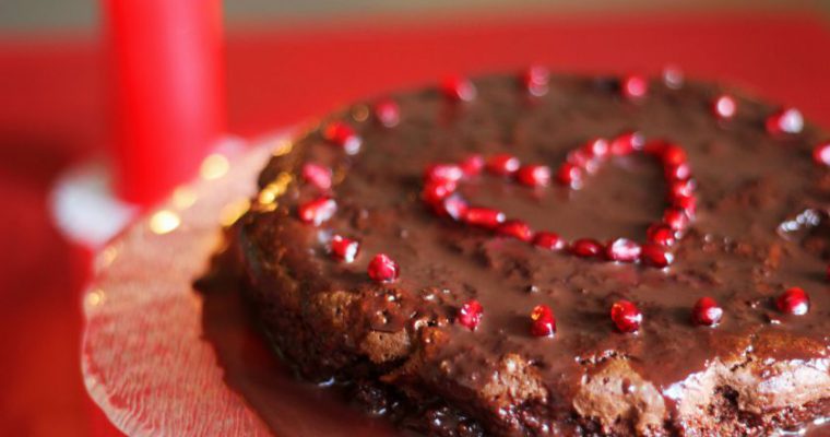 Šokoladinis pyragas su šokoladiniu glajumi