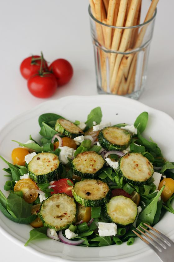 Salotos su karšta&nbsp;cukinija