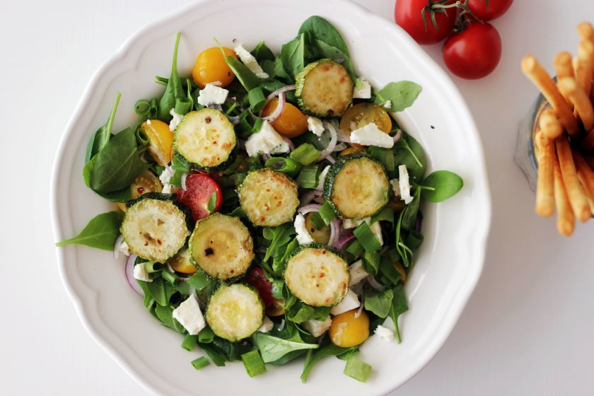 Salotos su karšta&nbsp;cukinija