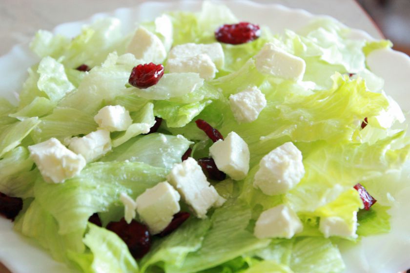 Salotos su feta ir spanguolėmis