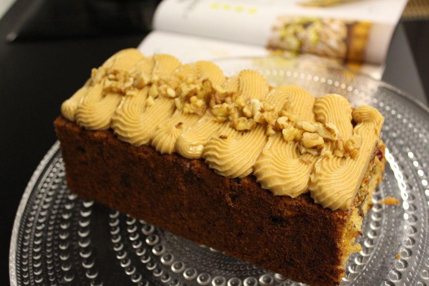 Morkų pyragas su riešutų sviesto kremu