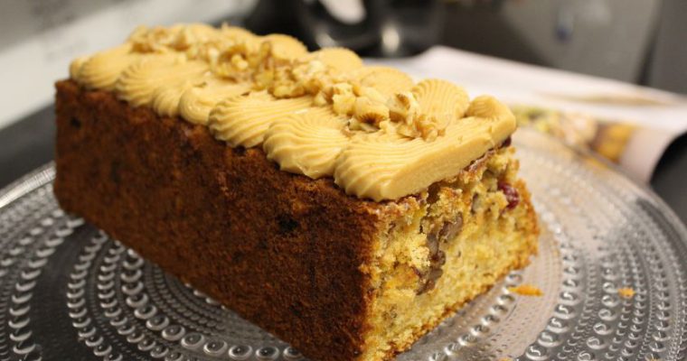 Morkų pyragas su riešutų sviesto kremu