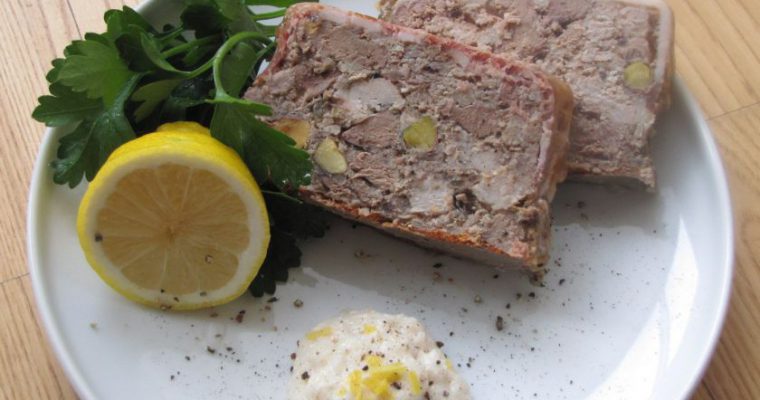 Kiaulienos paštetas su kepenėlėmis ir pistacijomis