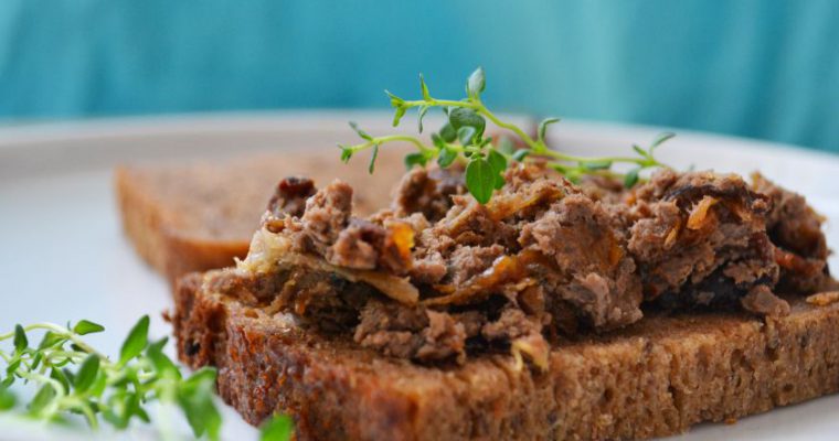 Vištienos kepenėlių paštetas su slyvomis ir karamelizuotais svogūnais